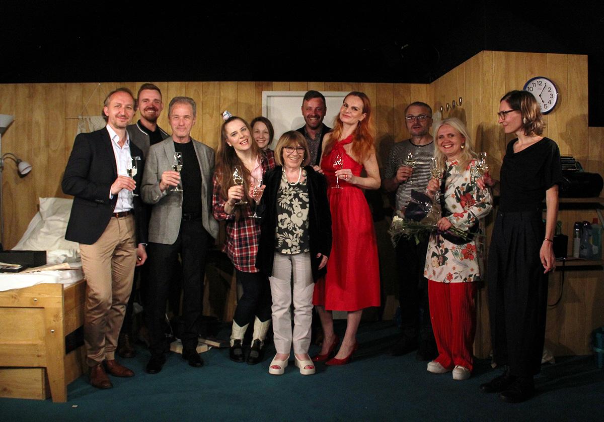 Dramatička Marie Jones (uprostřed) s celým týmem